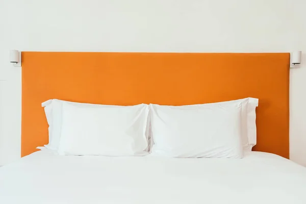 Frumoasă pernă albă confortabilă și pătură pe decorarea patului — Fotografie, imagine de stoc
