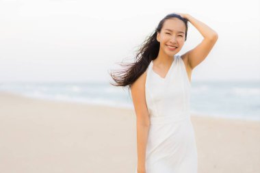 Portre güzel genç Asyalı kadın mutlu ve gülümseme beac