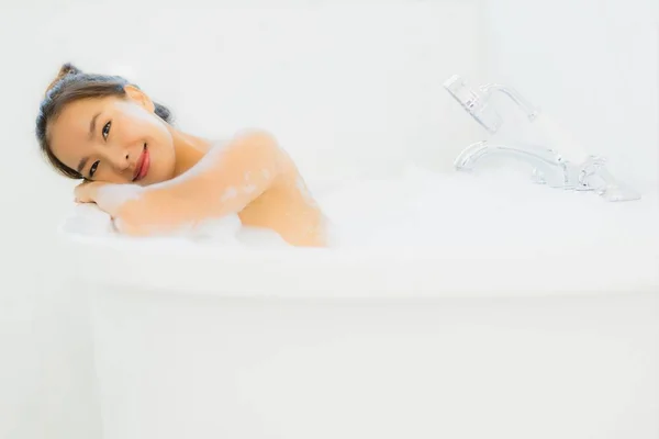 Portrait belle jeune femme asiatique prendre une baignoire dans la salle de bain — Photo