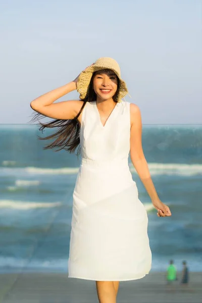 Portrait beautiful young asian woman happy and smile on the beac — Stock Photo, Image