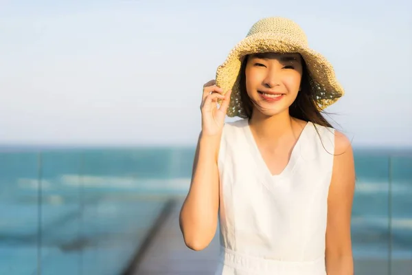 Портрет красивый молодой азиатской женщины счастливы и улыбаются на Beac — стоковое фото