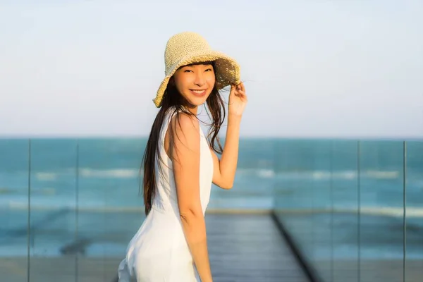 Portrait beautiful young asian woman happy and smile on the beac — Stock Photo, Image