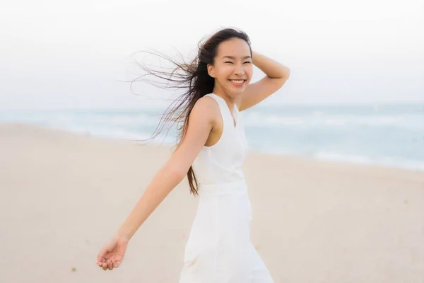 Porträt schöne junge asiatische Frau glücklich und lächeln auf dem Schnabel — Stockfoto