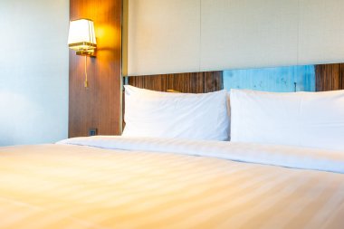 Yatakta güzel rahat beyaz yastık