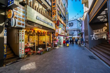 Seoul, Güney Kore 10 Aralık 2018: Myeong dong pazarı 