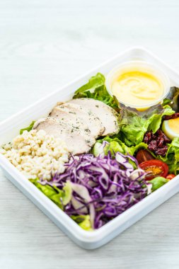 Izgara tavuk göğsü ve et salata