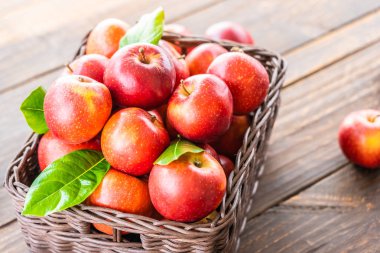 Sepet içinde kırmızı elma