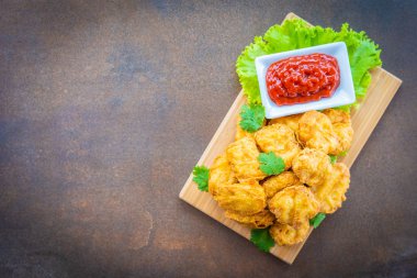 Derin yağda kızartılmış tavuk eti çağrı nugget domates veya ketçap sos ile
