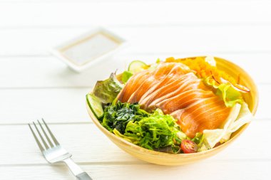 Deniz yosunu ve diğer vegeta et sashimi ham taze somon balık