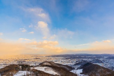 Moiwa dağın etrafından kar wint ağacında ile güzel manzara