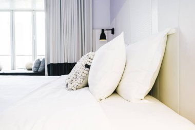 Beyaz yastık Yatak Dekorasyon güzel lüks yatak odasında Inter