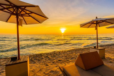 Şemsiye ve sandalye yastık çevresinde bea güzel manzara ile