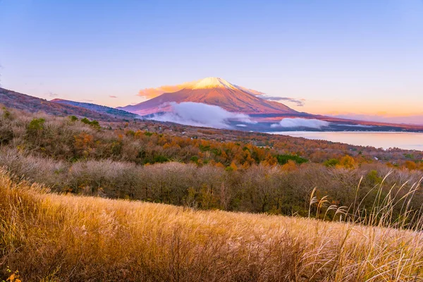 Hermosa montaña fuji en yamanakako o lago yamanaka — Foto de Stock
