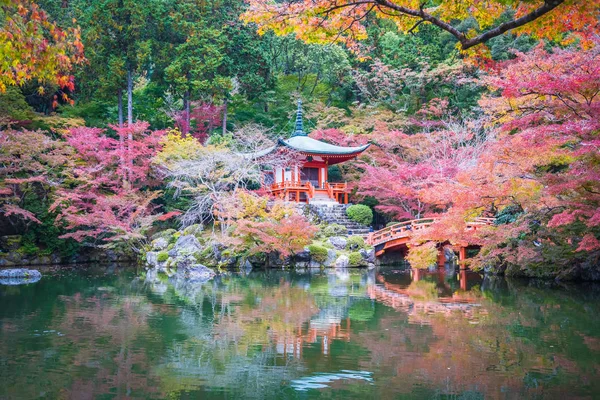 Színes fa és a levél ősszel s gyönyörű Daigoji-templom — Stock Fotó