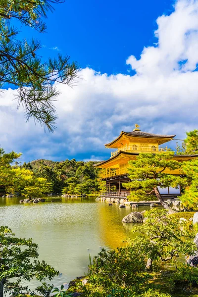 Magnifique temple Kinkakuji avec pavillon doré à Kyoto Japon — Photo