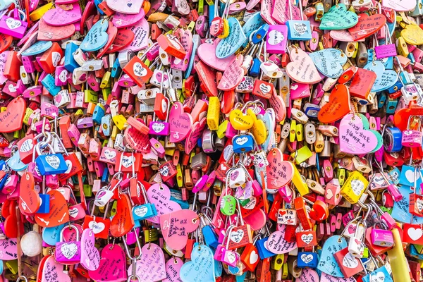 Soul, Jižní Korea 6 prosince 2018: láska klíč na hoře namsan — Stock fotografie