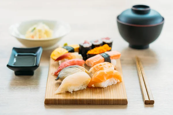 Camarão com casca de atum de salmão e outra carne sushi maki — Fotografia de Stock