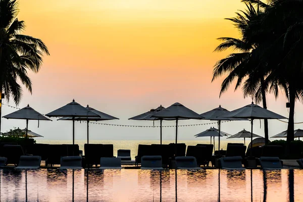 Bella piscina all'aperto con ombrellone sedia a sdraio a — Foto Stock