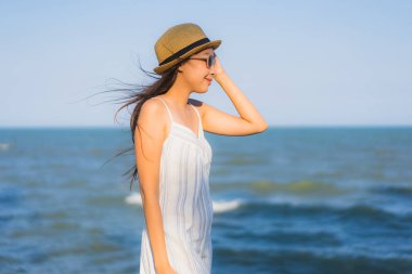 Portre güzel genç Asyalı kadın mutlu gülümseme sakin ol ne