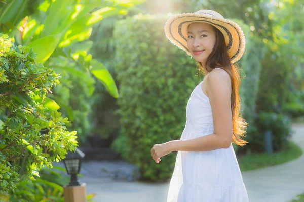 Retrato bonito jovem asiático mulher andar com sorriso feliz e r — Fotografia de Stock