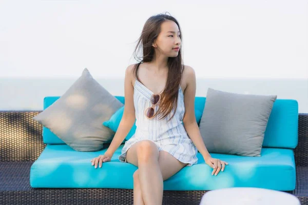 Portret mooie jonge Aziatische vrouw tevreden glimlach ontspannen rond ne — Stockfoto