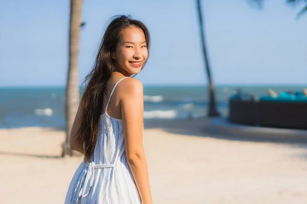 Porträtt vacker ung asiatisk kvinna lyckligt leende koppla av runt ne — Stockfoto