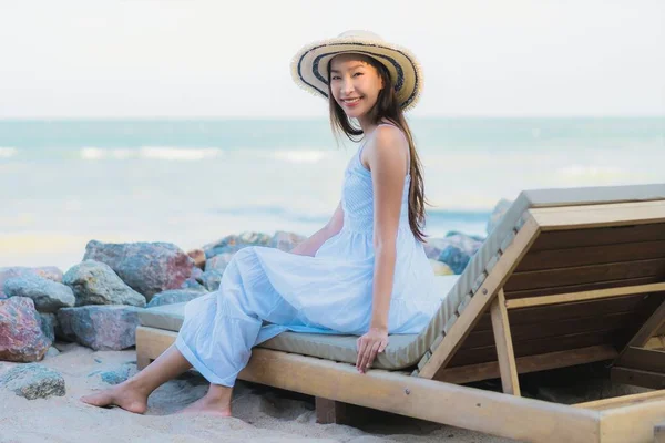초상화 아름 다운 젊은 아시아 여성 행복 미소 ne 주위 긴장 — 스톡 사진