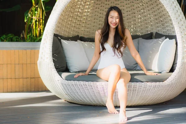 Portrait belle jeune asiatique femme heureux sourire et relax nom — Photo
