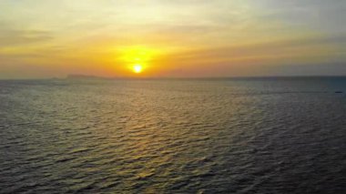 günbatımı güzel dalgalı denizde sakin görüntüleri