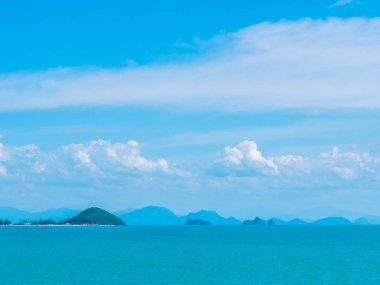 Güzel deniz ve okyanus beyaz bulut ve mavi gökyüzü