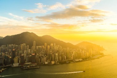 Güzel renkli gün batımı hong kong şehir manzarası