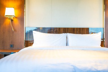 Yatakta güzel rahat beyaz yastık