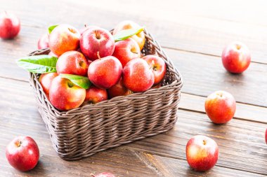 Sepet içinde kırmızı elma