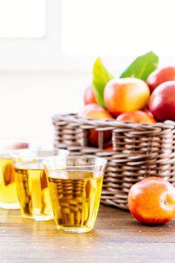 Sepet elma ile elma suyu cam