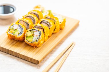 California maki suşi rulo