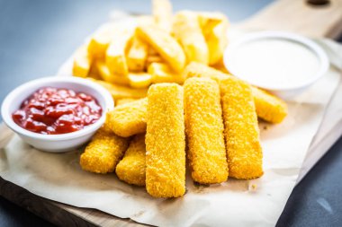 Balık parmak ve patates kızartması veya domates ketçap ve anne ile fiş