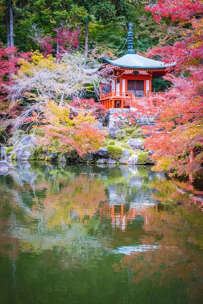 Vackra Daigoji tempel med färgglada träd och blad i höst s — Stockfoto