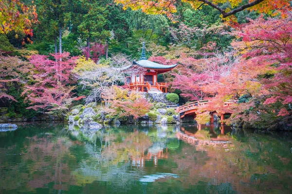 Magnifique temple Daigoji avec arbre coloré et feuille en automne s — Photo