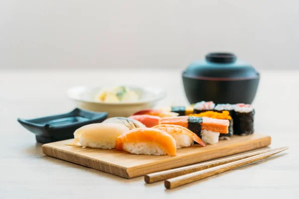 Camarão com casca de atum de salmão e outra carne sushi maki — Fotografia de Stock