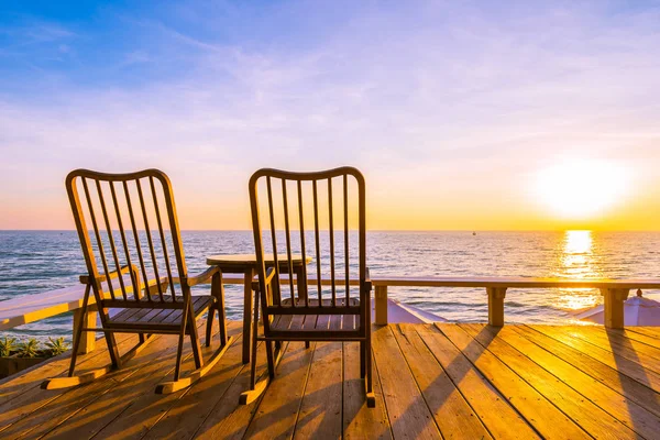 Boş ahşap sandalye ve güzel önemli ile açık veranda masada — Stok fotoğraf