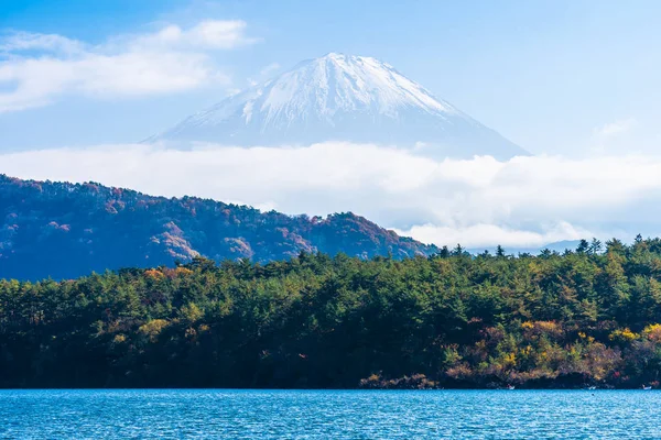 Beautiful landscape of mountain fuji with maple leaf tree around — Stock Photo, Image