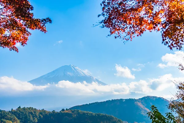 Beautiful landscape of mountain fuji with maple leaf tree around — Stock Photo, Image
