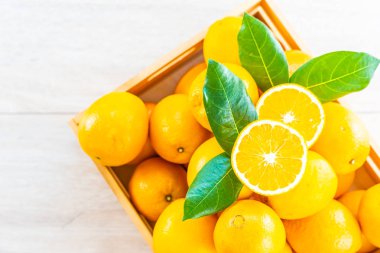 Taze portakal meyve masada