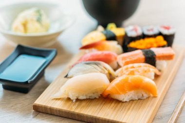 Somon balığı kabuk kabuklu karides ve diğer et suşi maki