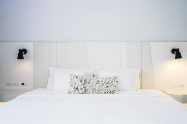 Beyaz yastık Yatak Dekorasyon güzel lüks yatak odasında Inter