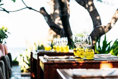 Yemek set ile Şarap kadehi kahvaltı öğle veya akşam yemeği hazırlamak