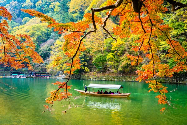 Belo rio Arashiyama com árvore de folha de bordo e barco ao redor — Fotografia de Stock