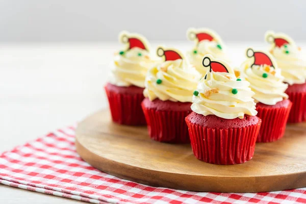 Dulce postre con magdalena de terciopelo rojo —  Fotos de Stock