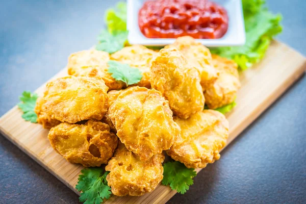 Pépite de poulet frite avec sauce tomate ou ketchup — Photo