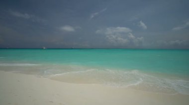 Güzel dalgalı denizin sakin görüntüleri.